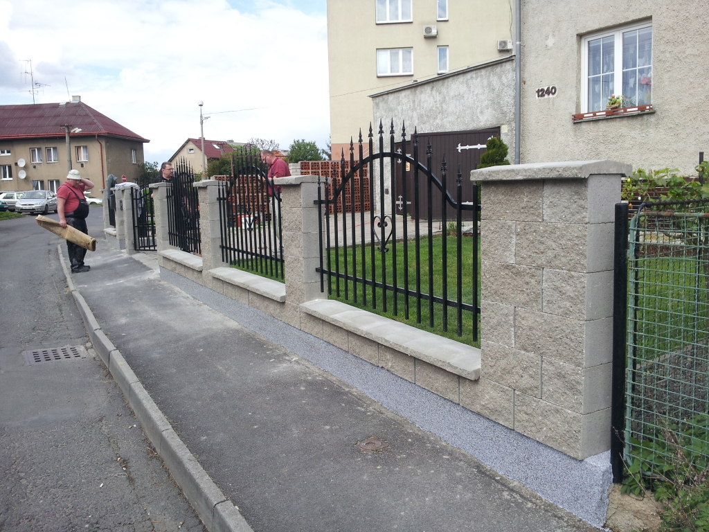 Stavba plotu v Sokolově